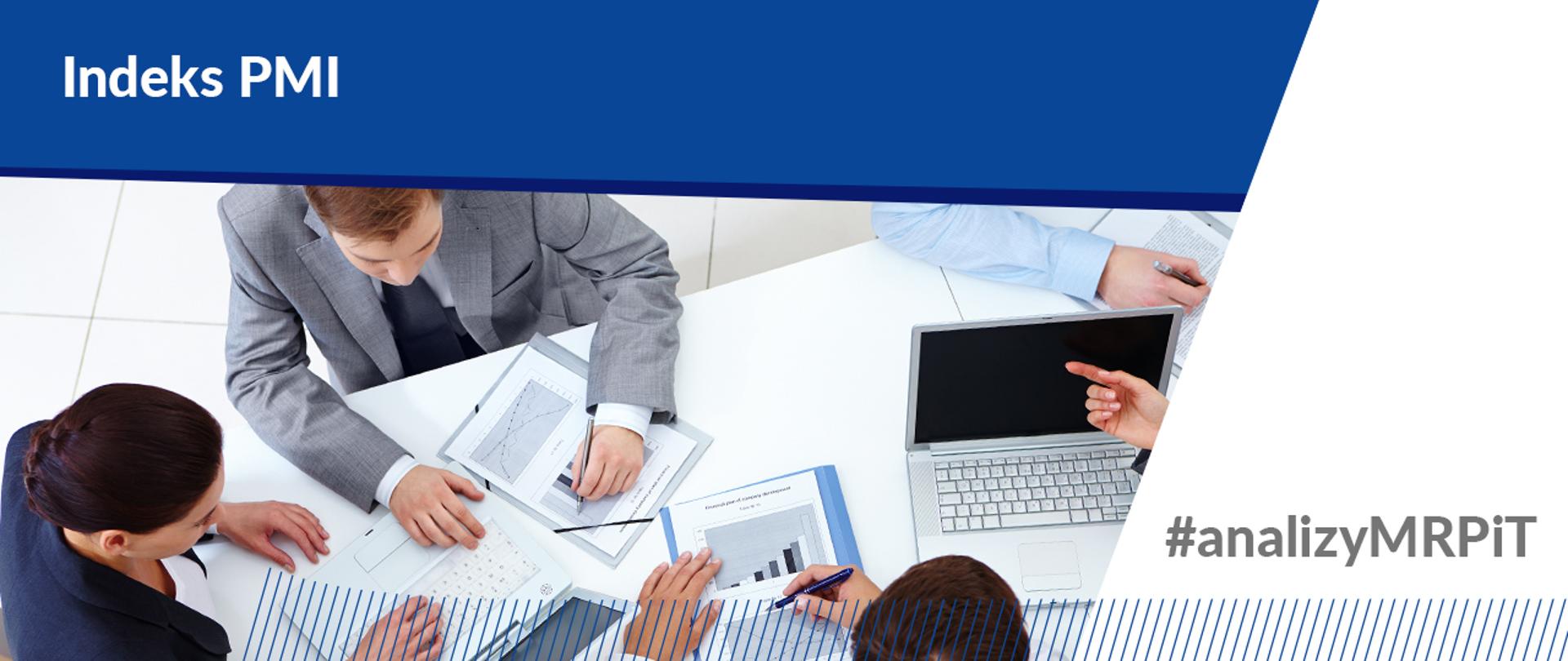 Grupa ludzi przy stole analizuje wykresy.