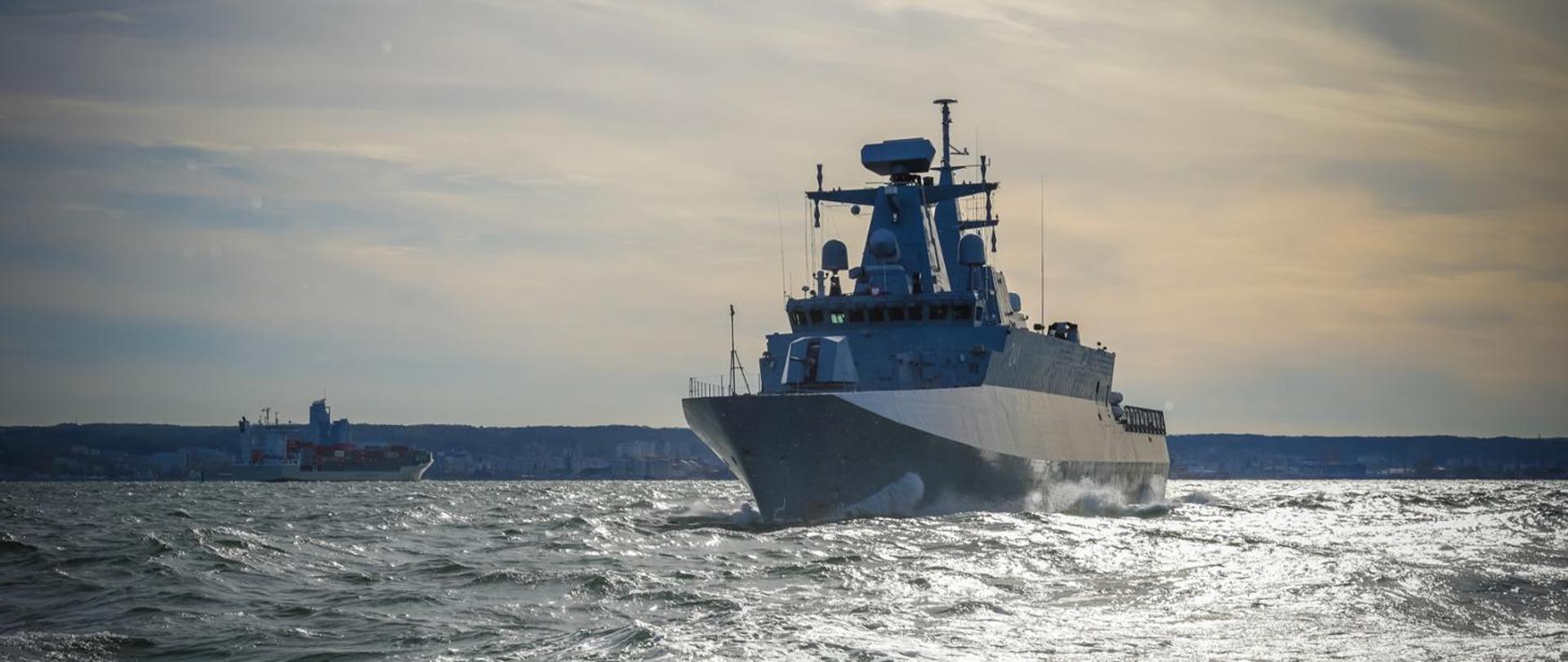 okręt płynący po morzu