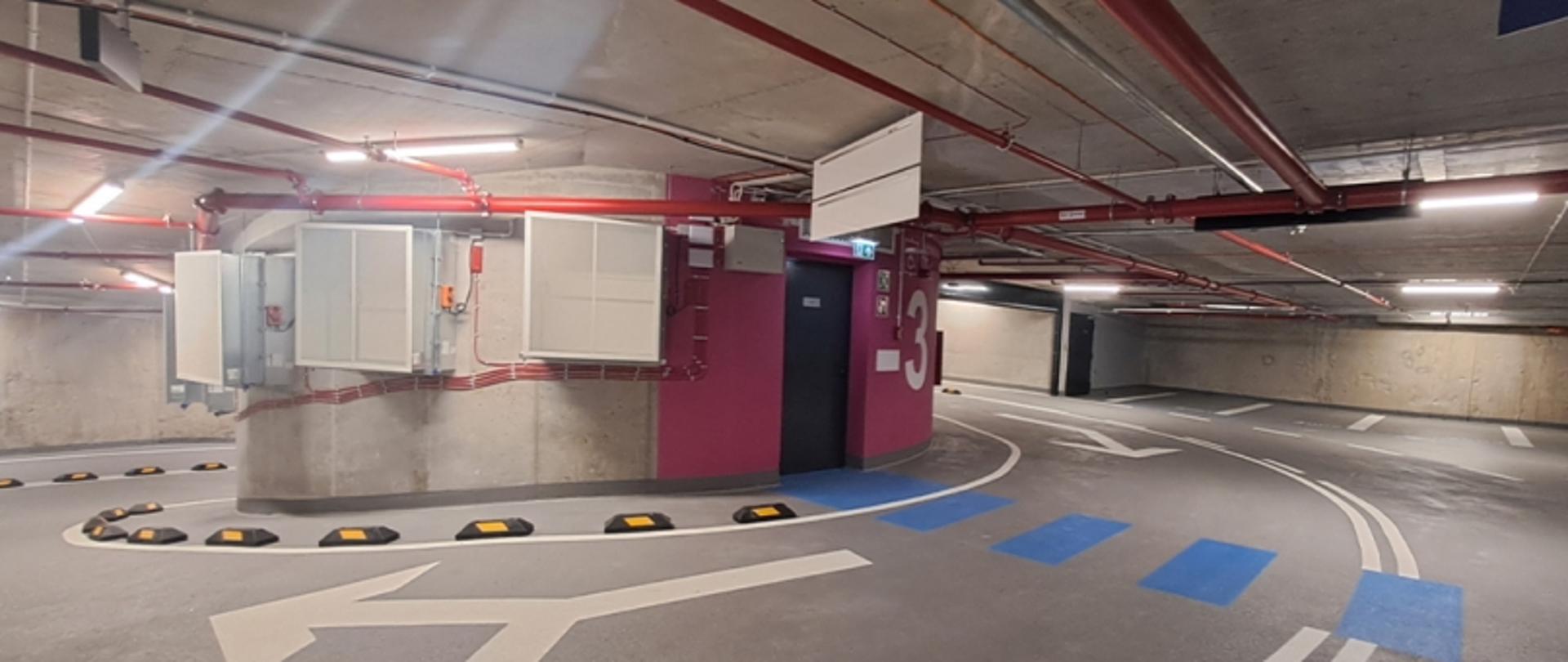 Wnętrze parkingu podziemnego.