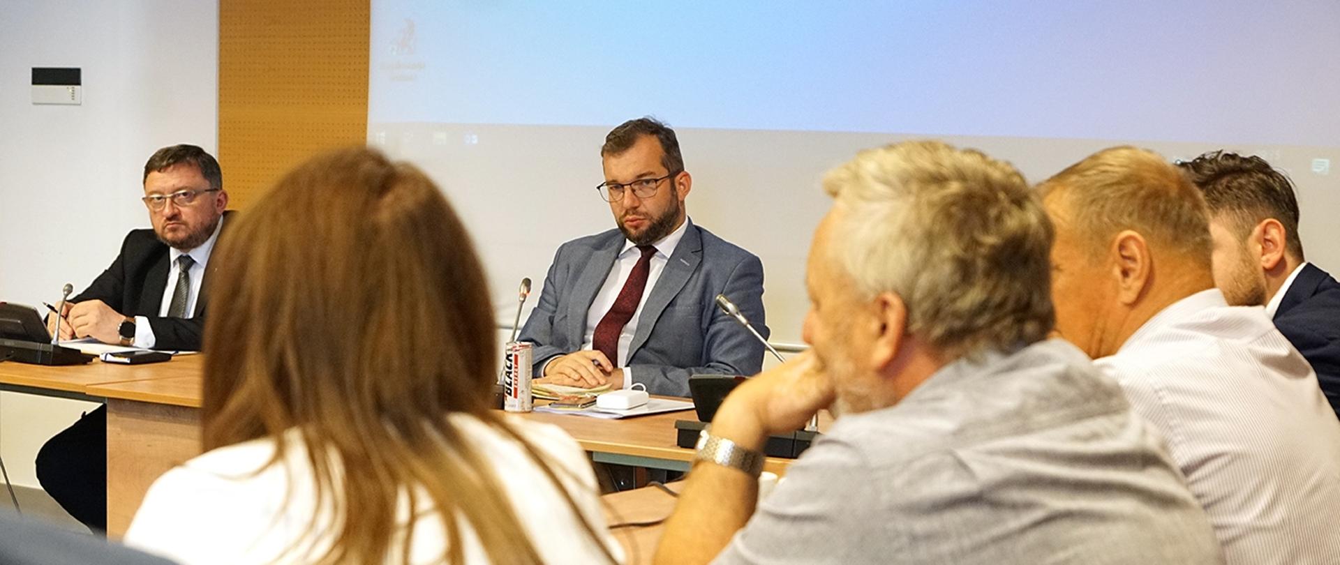 Minister Grzegorz Puda rozmawia z rolnikami o aktualnej sytuacji w rolnictwie