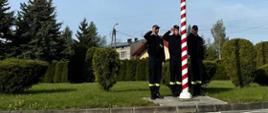 Poranna zmiana służby w siedzie jednostki ratowniczo-gaśniczej Komendy Miejskiej Państwowej Straży Pożarnej w Sosnowcu podczas uroczystego wywieszenia flagi państwowej.