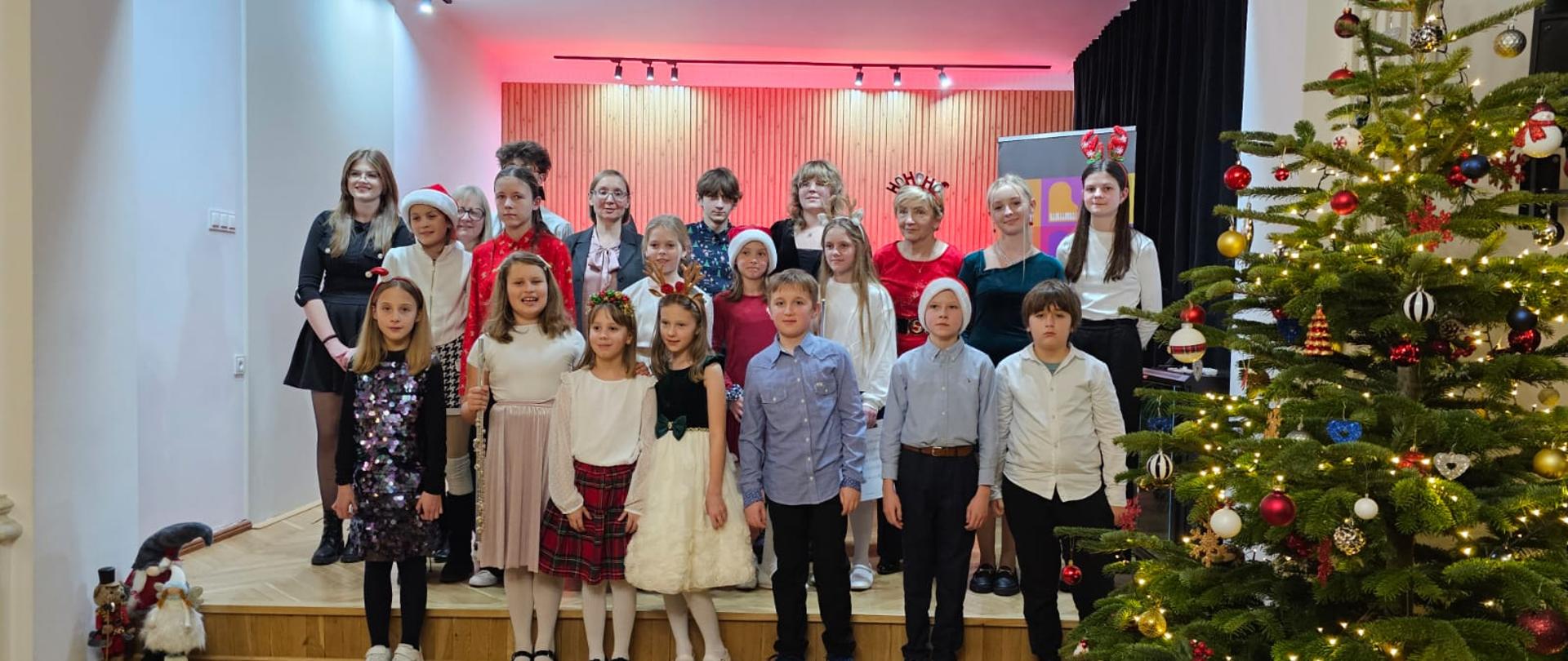 Galeria 24 zdjęć z koncertu "Fortepianowe mikołajki" - uczniowie grają na instrumentach - 05.12.2025