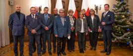 Odznaczeni pracownicy ZWiP w Łodzi wraz z wojewodą łódzkim Piotrem Ciepluchą