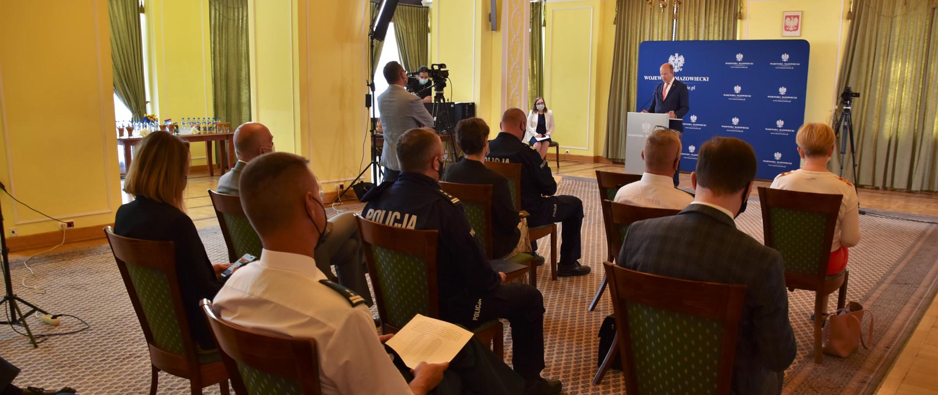 Na zdjęciu znajduje się grupa ludzi 