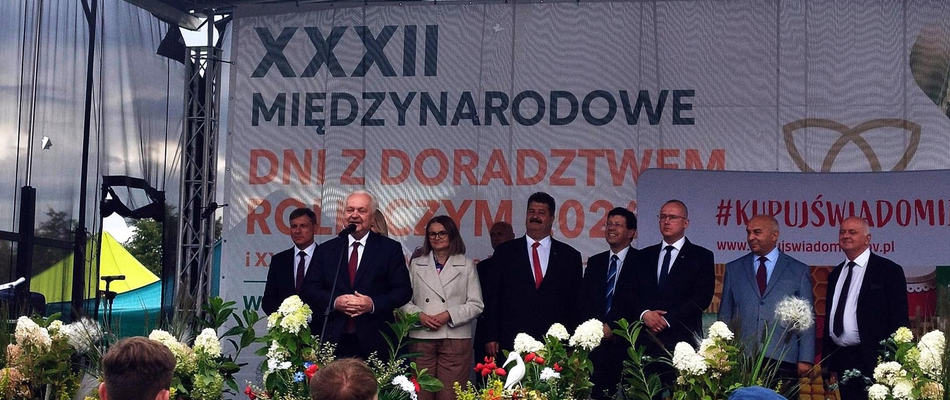 Grupa uczestników na scenie podczas XXXII Międzynarodowych Dni z Doradztwem Rolniczym.