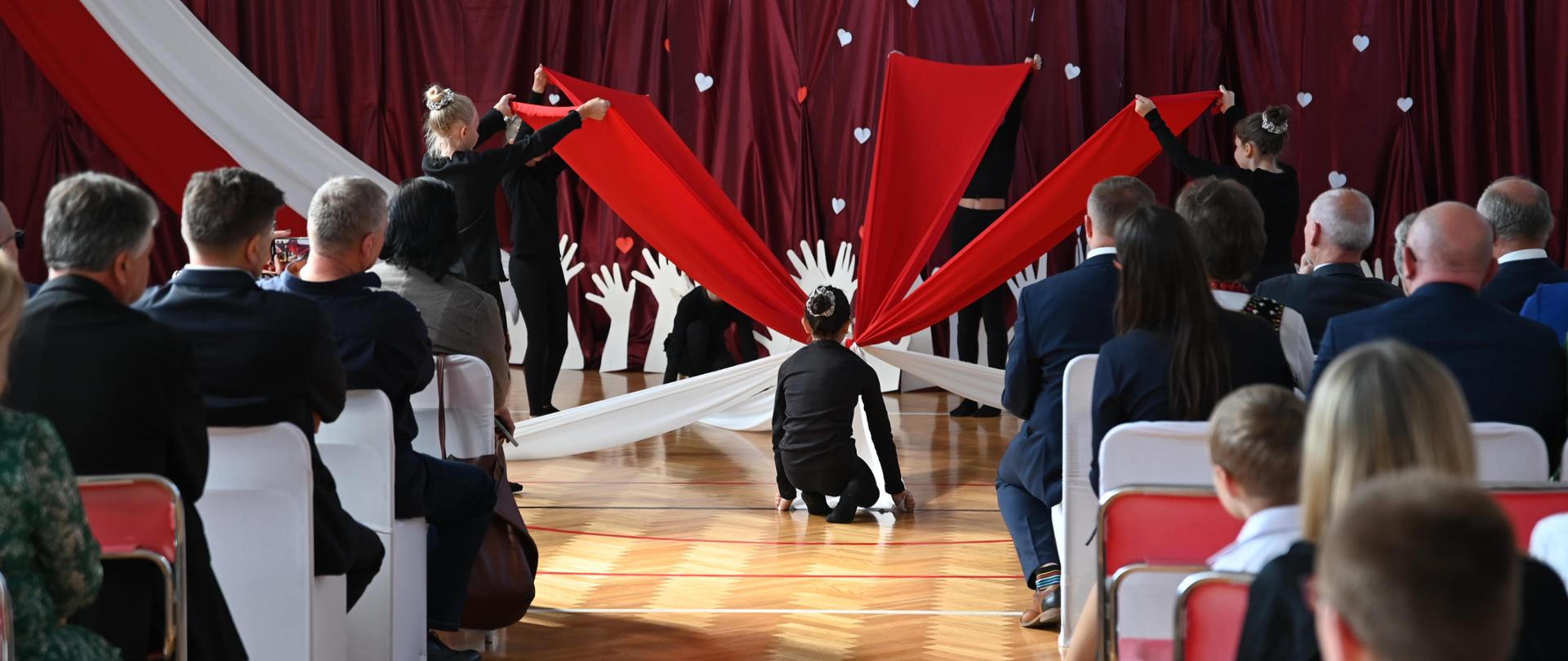 Pokaz artystyczny podczas otwarcia Szkoły Podstawowej w Srocku