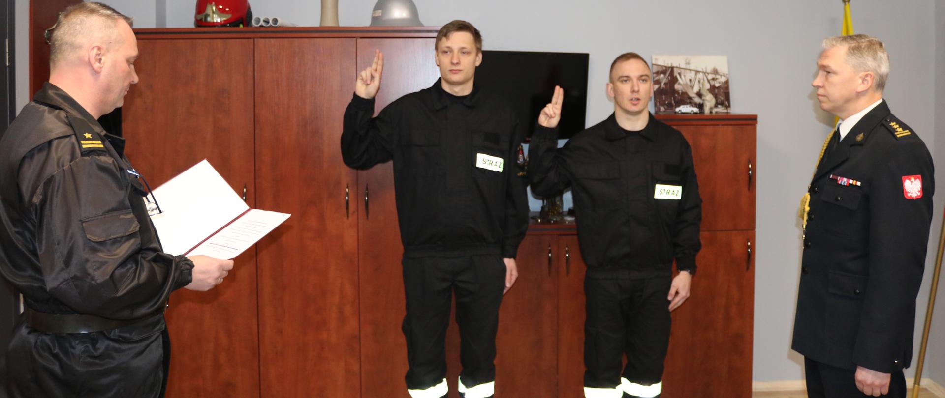 Ślubowanie dwóch nowo przyjętych strażaków w KM PSP w Katowicach