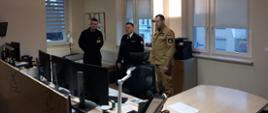 Na zdjęciu Opolski Komendant Wojewódzki PSP, Komendant Powiatowy PSP
wraz z strażakiem pełniącymi w tym dniu służbę na stanowisku kierowania.
