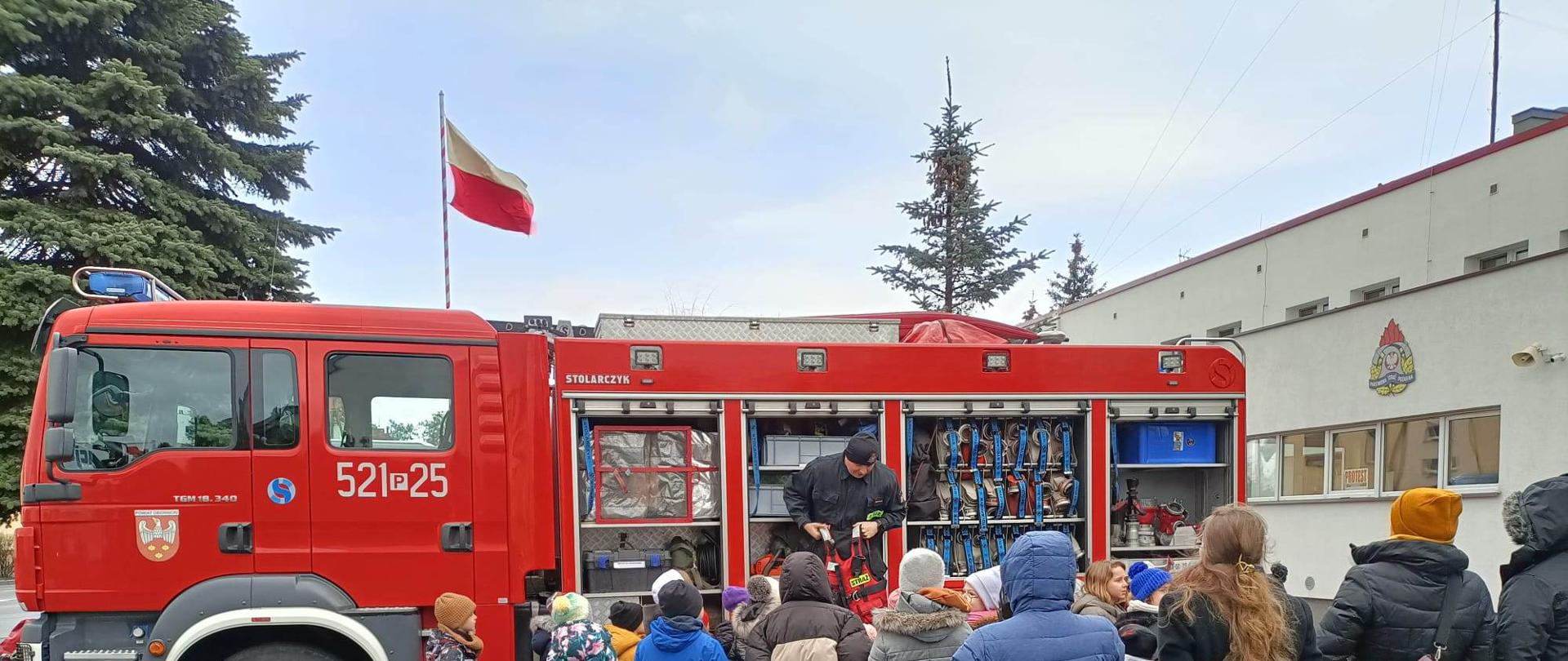 Młodzież szkolna z półkolonii organizowanych przez Centrum Rekreacji Oborniki z wizytą u strażaków z Jednostki Ratowniczo – Gaśniczej Państwowej Straży Pożarnej w Obornikach.