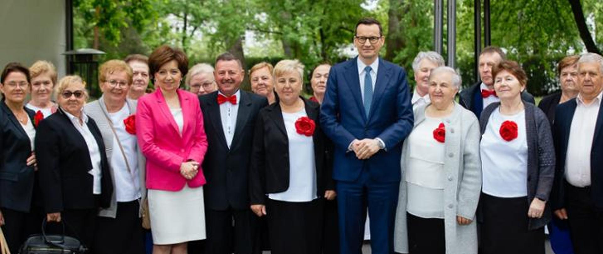 Wiele osób pozujących do zdjęcia