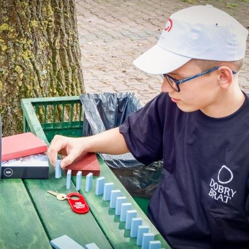 chłopiec układa domino