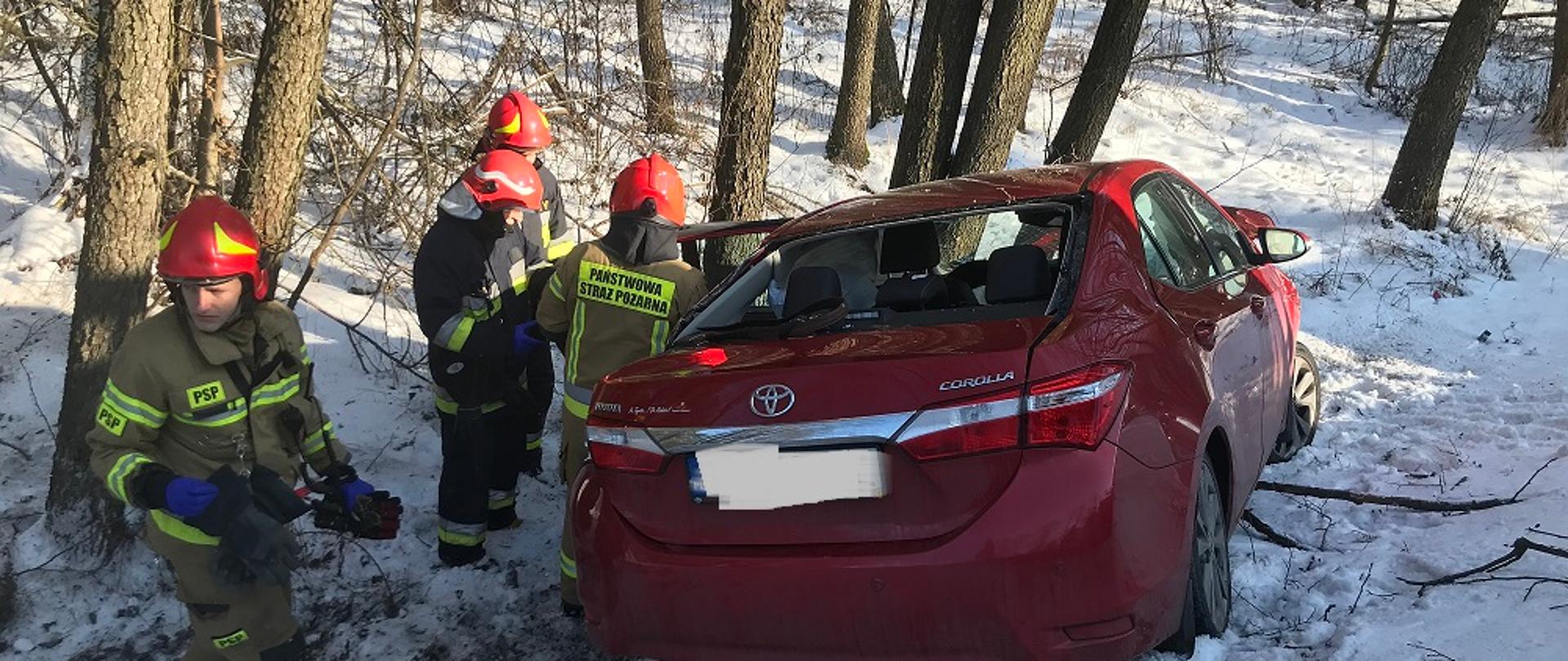 Strażacy udzielają pomocy podczas wypadku drogowego