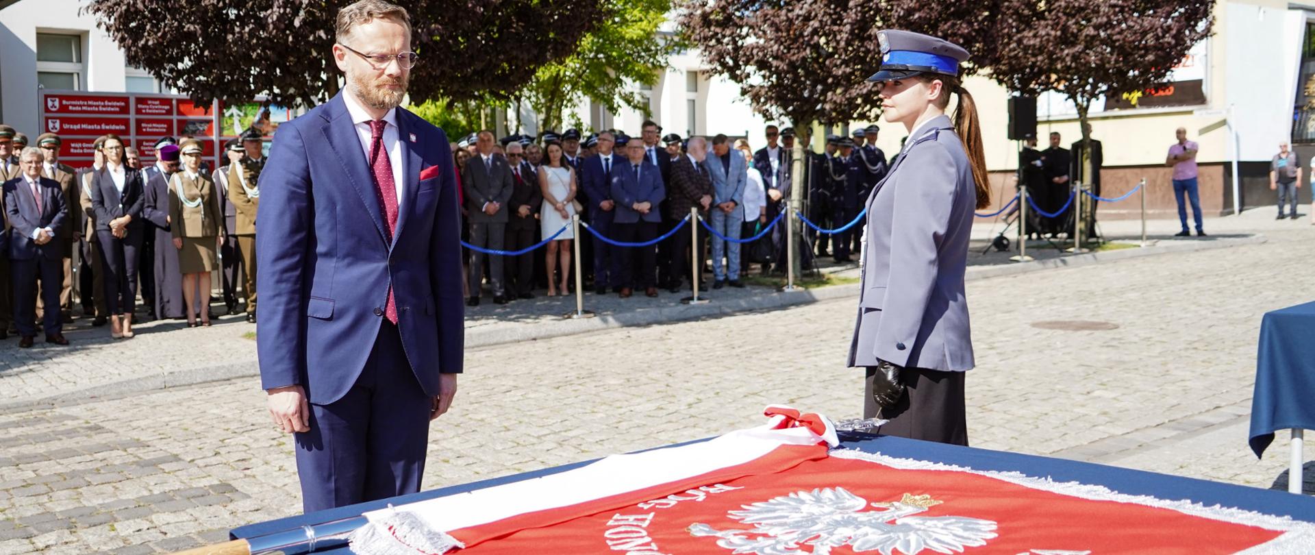 wojewoda Zbigniew Bogucki przy sztandarze Komendy Powiatowej Policji w Świdwinie