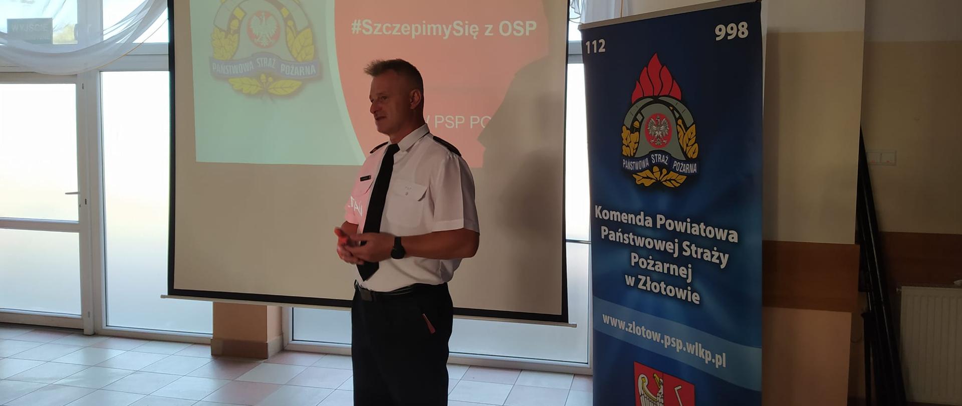 Na zdjęciu zastępca Komendanta Powiatowego st.bryg.Leszek Wójcik,który przedstawia druhom program Szczepimy się z OSP.