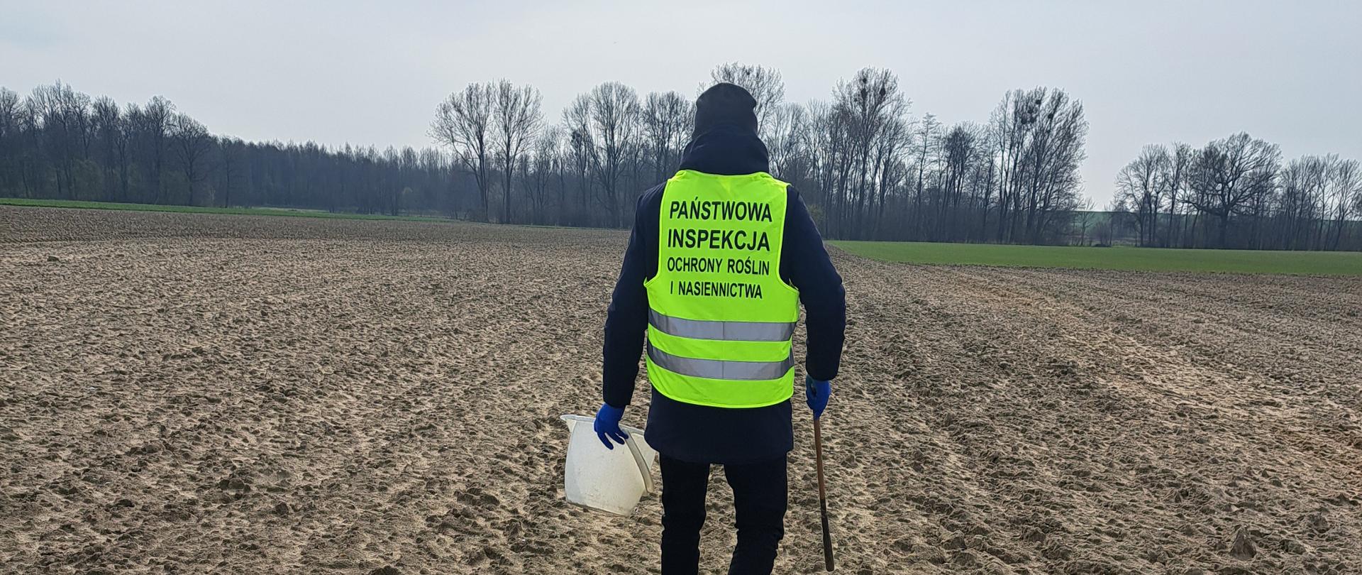  Inspektor WIORiN na polu pobierający próby gleby do badań laboratoryjnych