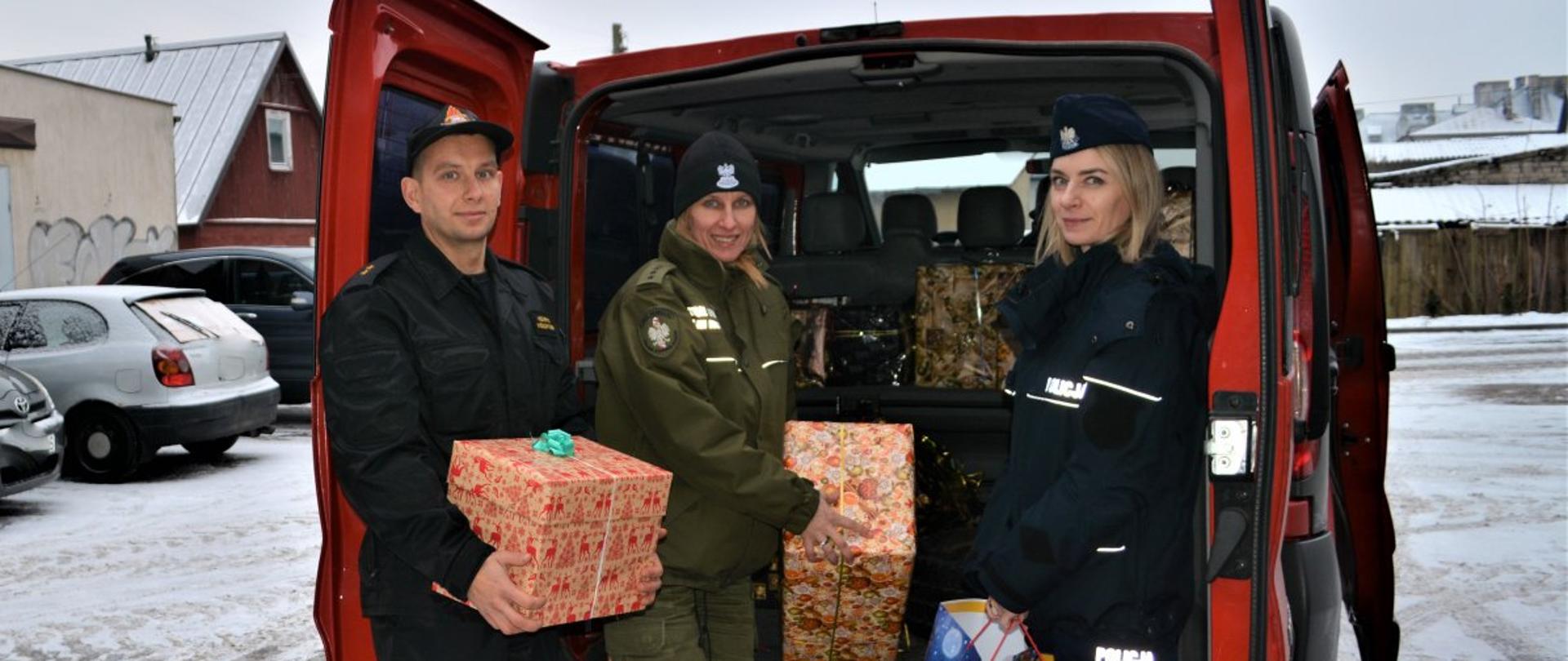 Prezenty świąteczne dzieciom z powiatu sejneńskiego od mundurowych