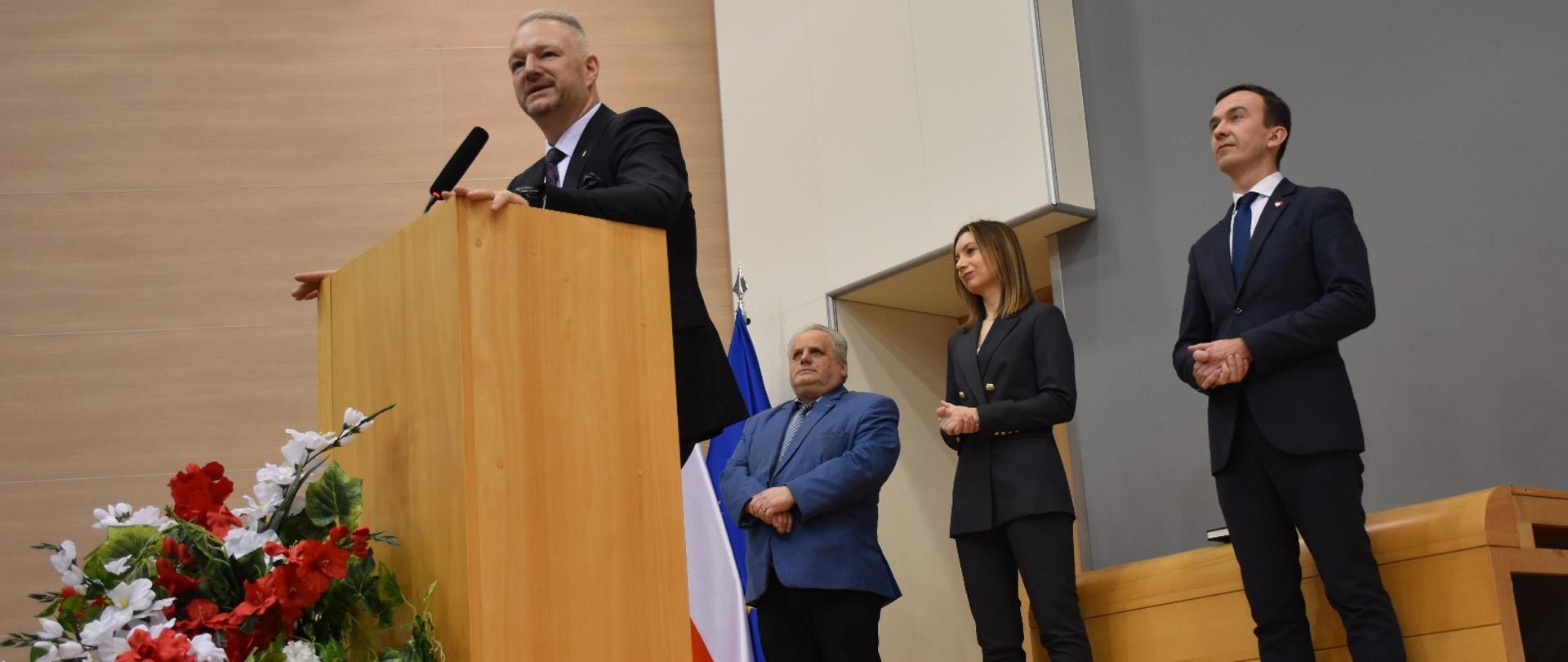 Wojewoda Warmińsko-Mazurski Radosław Król przemawia z mównicy 