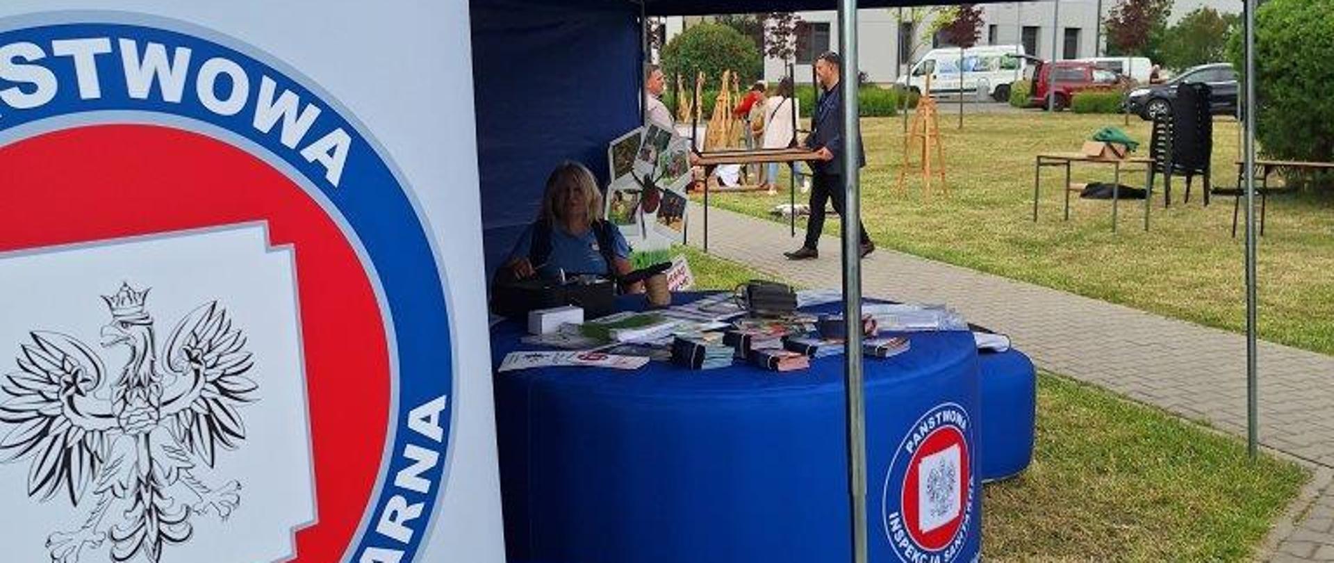 Prezentacja stoiska profilaktyczno-edukacyjnego Wojewódzkiej Stacji Sanitarno-Epidemiologicznej w Kielcach przed Politechniką Świętokrzyską podczas Forum Nowoczesnego Rolnictwa w dniu 29 maja 2024 roku