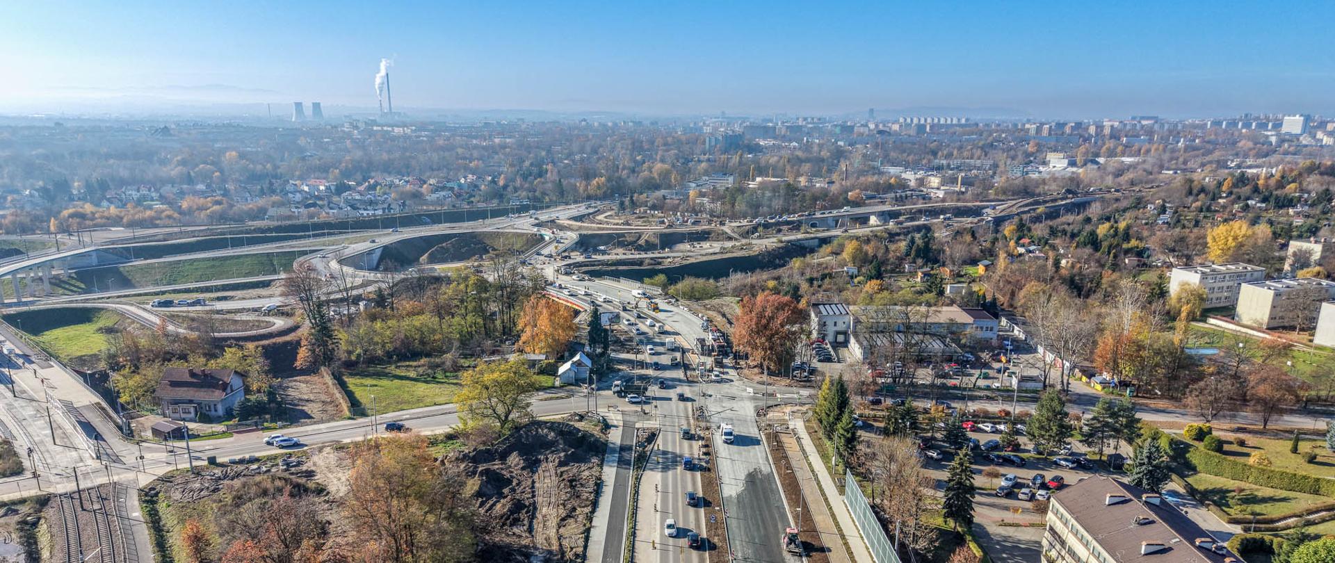 Widok z drona. Dojazd do ronda, będącego elementem węzła Grębałów (S7), który współtworzy obwodnicę tzw. ring wokół Krakowa. 
