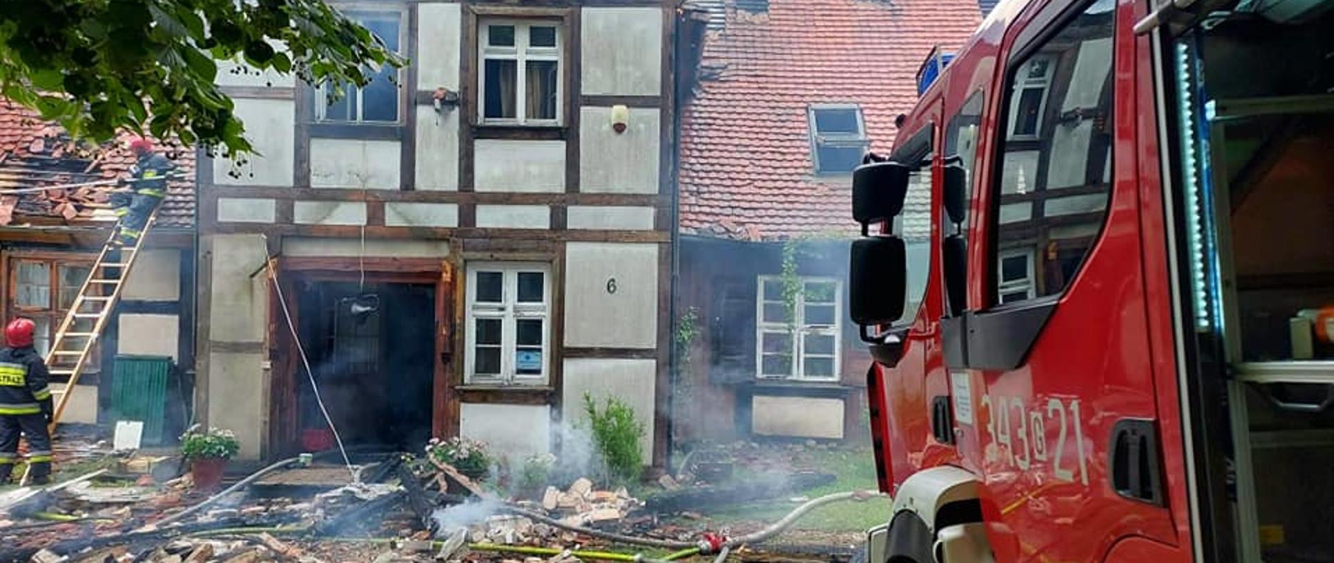 Zdjęcie przedstawia spalony dom w Charnowie