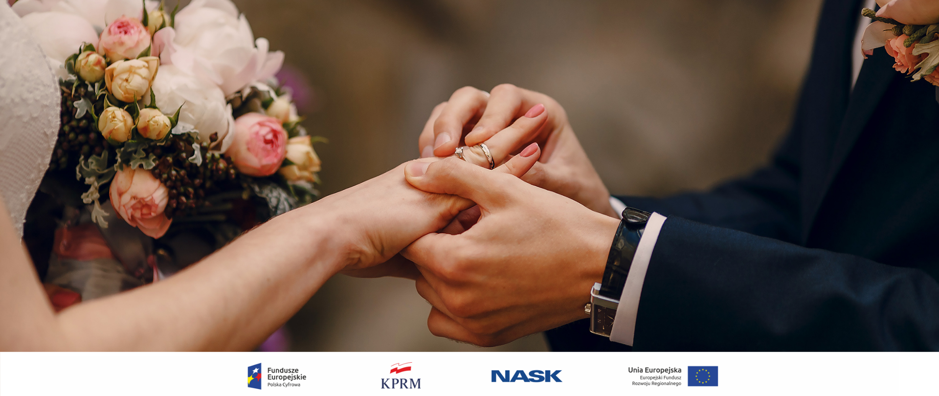 Zdjęcie dłoni młodej pary - pan młody zakłada pannie młodej obrączkę na palec.