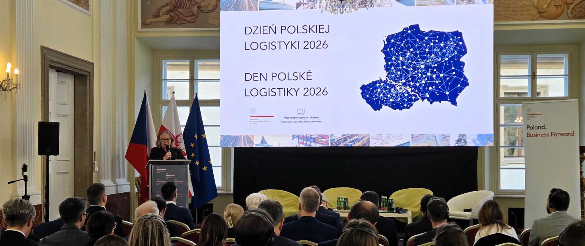 Chargé d'affaires wita gości w sali balowej