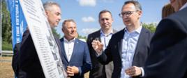 Minister infrastruktury Dariusz Klimczak w trakcie rozmowy
