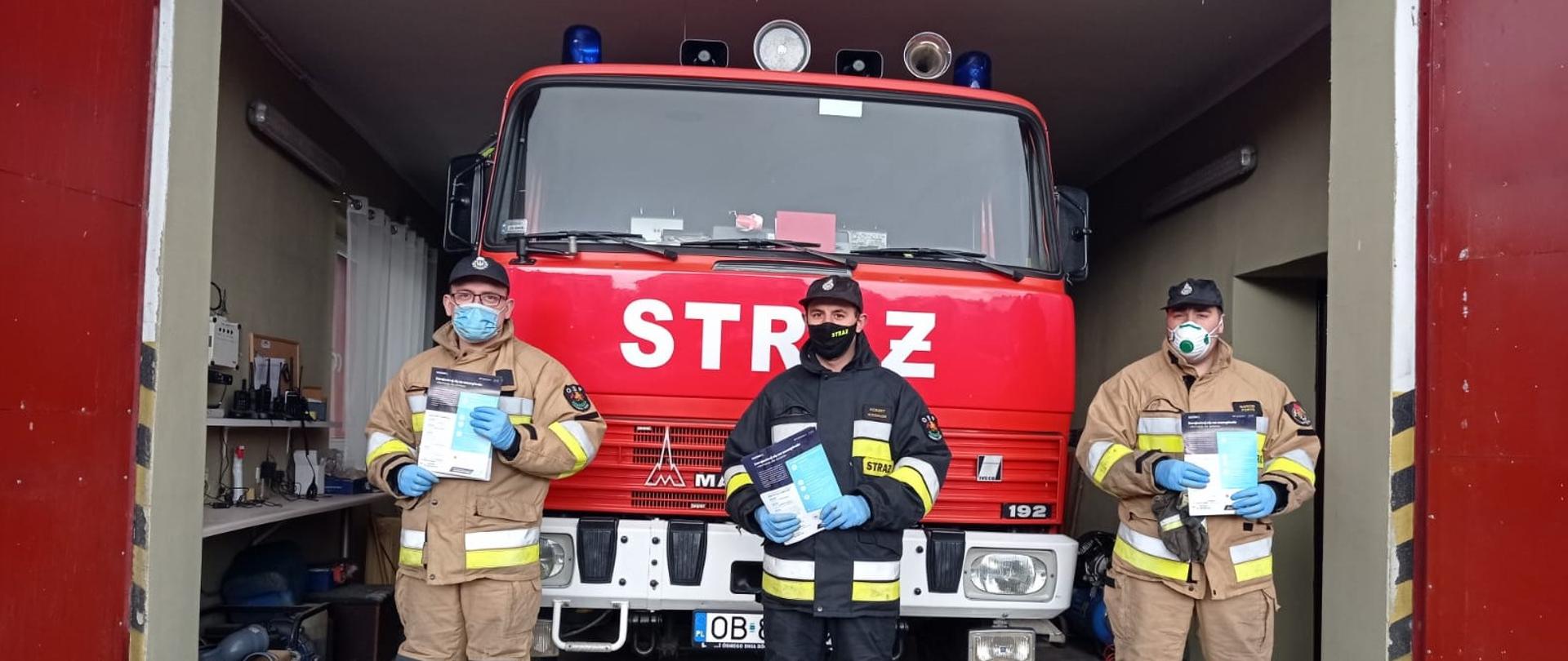 Roznoszenie ulotek informujących o szczepieniu przez OSP