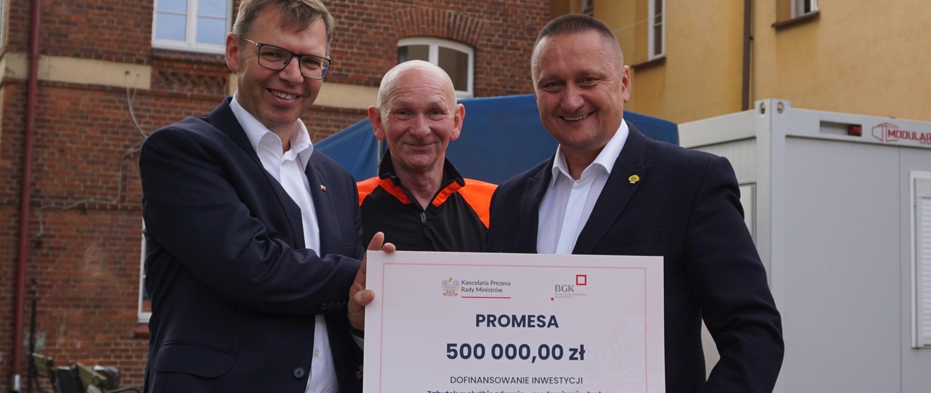 Wojewoda Artur Chojecki w Dobrym Mieście rozdał odblaski i wręczył promesy