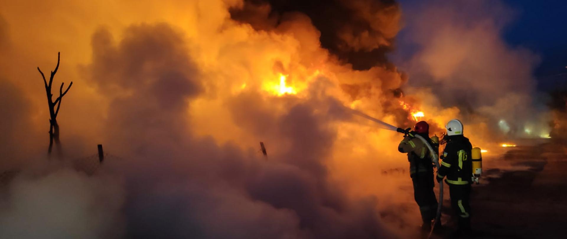 Strażacy gasza pożar