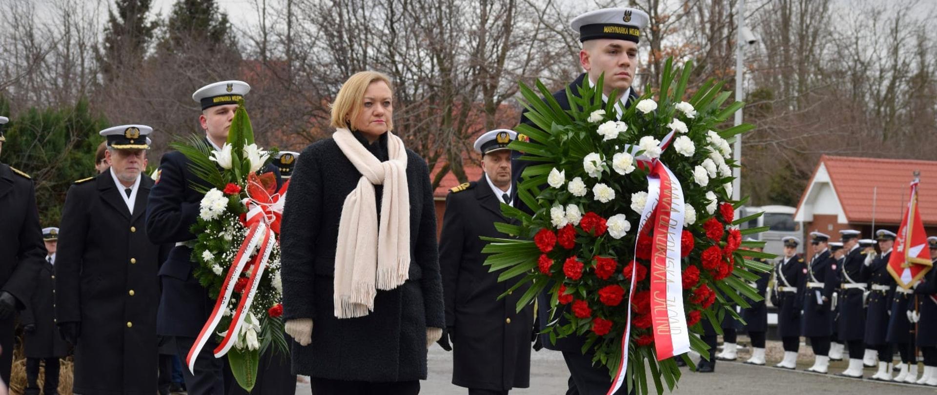 kobieta (wicewojewoda ) i marynarze niosą wieńce