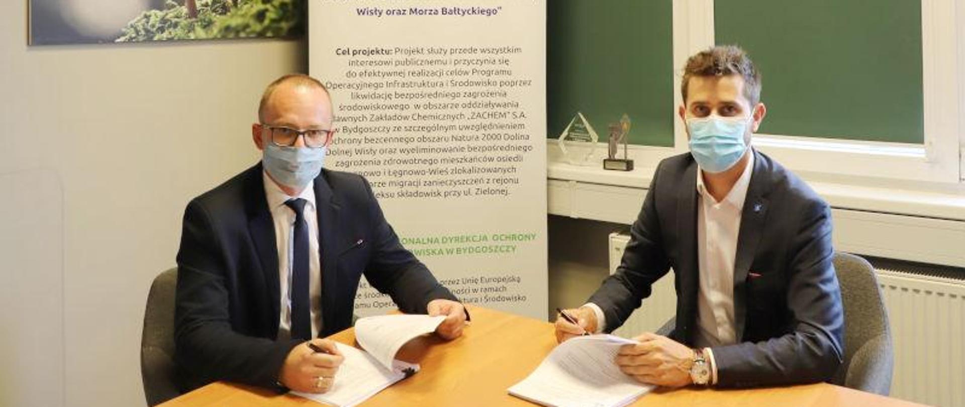 Na zdjęciu od lewej strony Pan Szymon Kosmalski Dyrektor RDOŚ w Bydgoszczy oraz Pan Norbert Kurek Pełnomocnik Konsorcjum