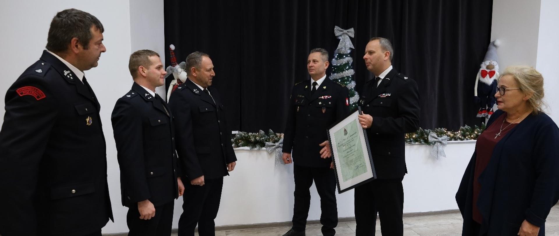 Uroczyste wręczenie decyzji Komendanta Głównego Państwowej Straży Pożarnej o włączeniu jednostki OSP Orzeszków do krajowego systemu ratowniczo-gaśniczego.