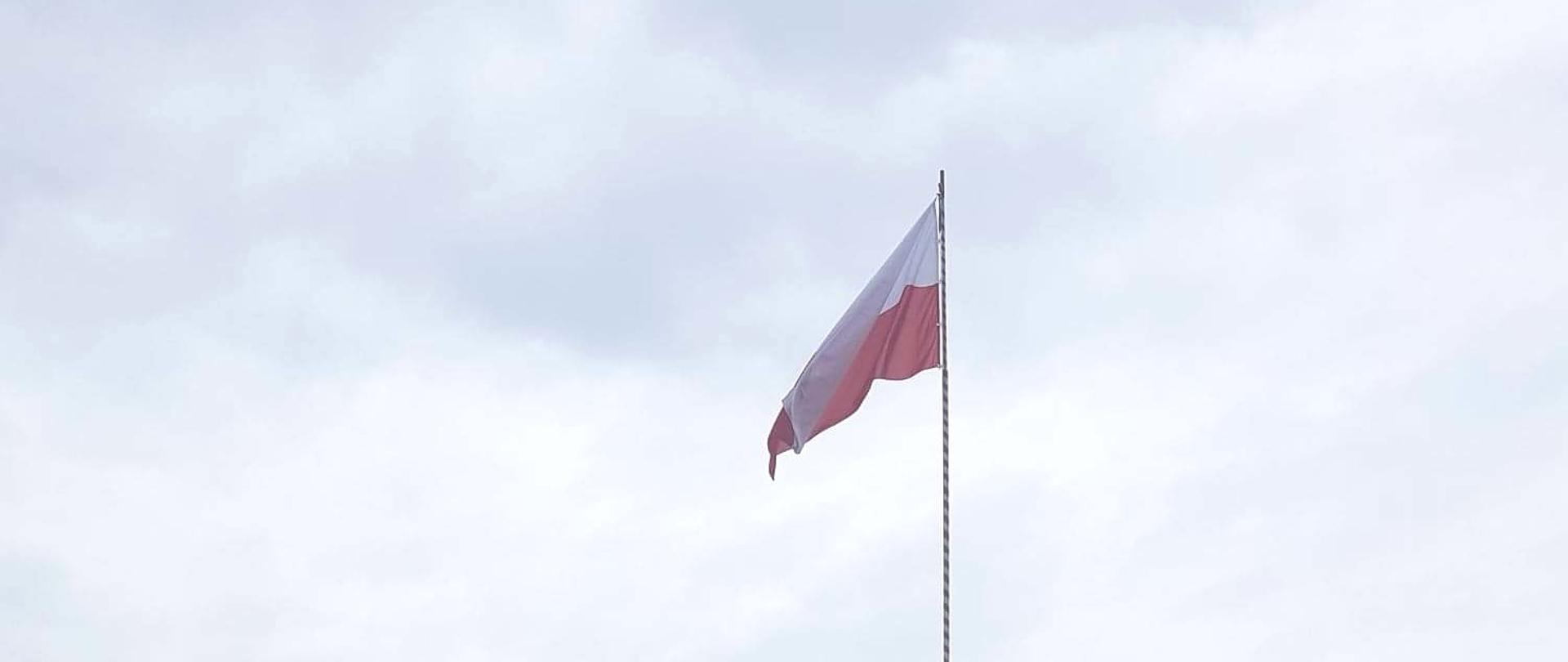 zmiany służbowe na placu podczas uroczystego podnoszenia flagi na maszt