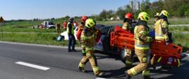 Strażacy prowadzący działania ratownicze podczas wypadku drogowego na obwodnicy Pińczowa