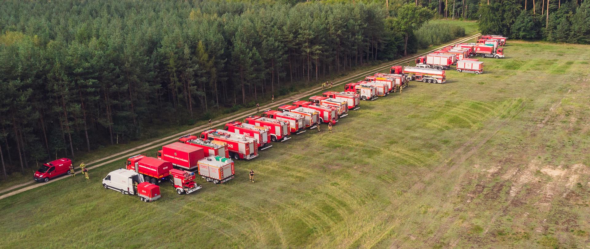 Czerwone samochody strażackie na polu. Widok z góry.