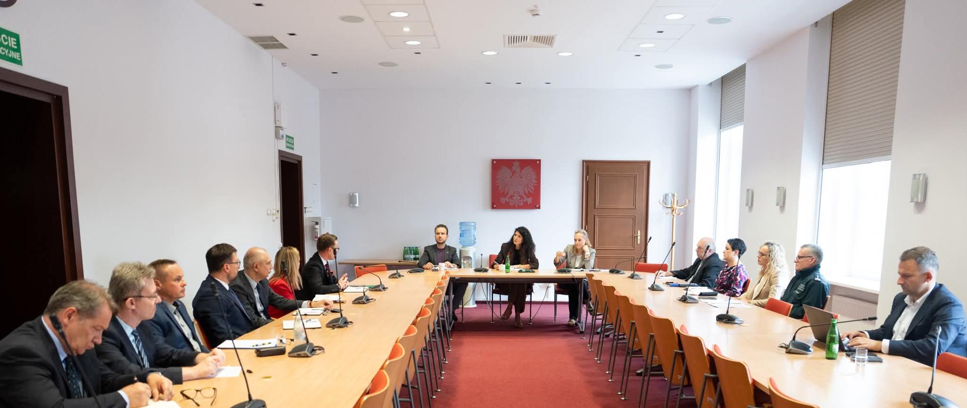 Stoły za którymi siedzą przedstawiciele administracji zespolonej z regionu Dolnego Śląska, u szczytu stołu Pani Anna Żabska Wojewoda Dolnośląski oraz Pan Piotr Kozdrowicki I Wicewojewoda Dolnośląski