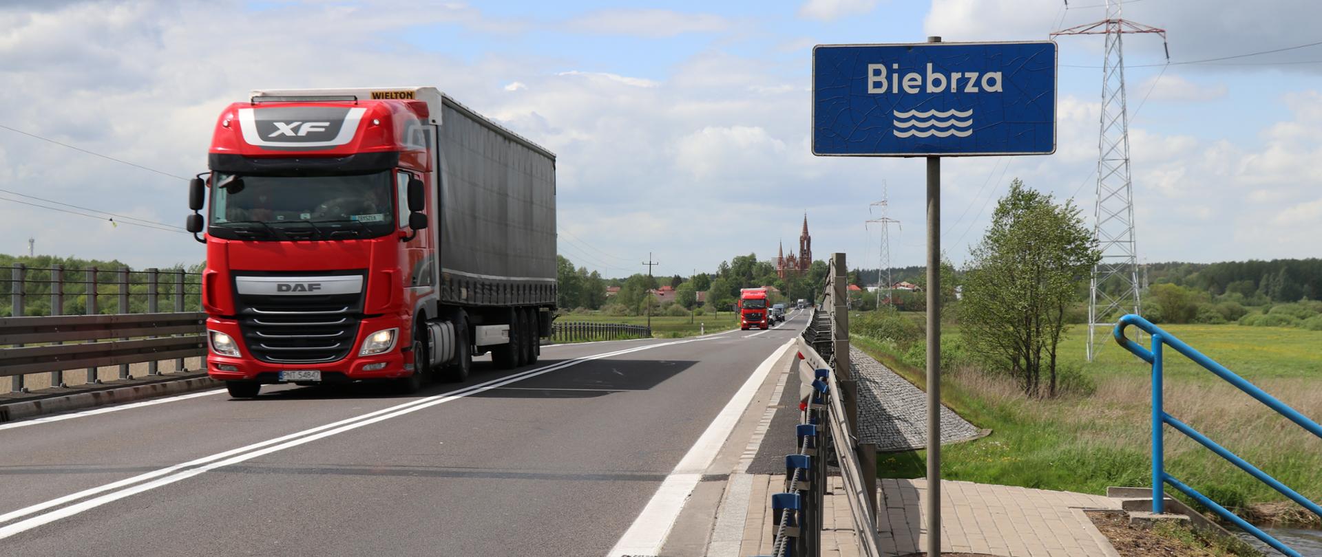 Ciężarówki jadą przez most nad rzeką Biebrza w rejonie miejscowości Sztabin 