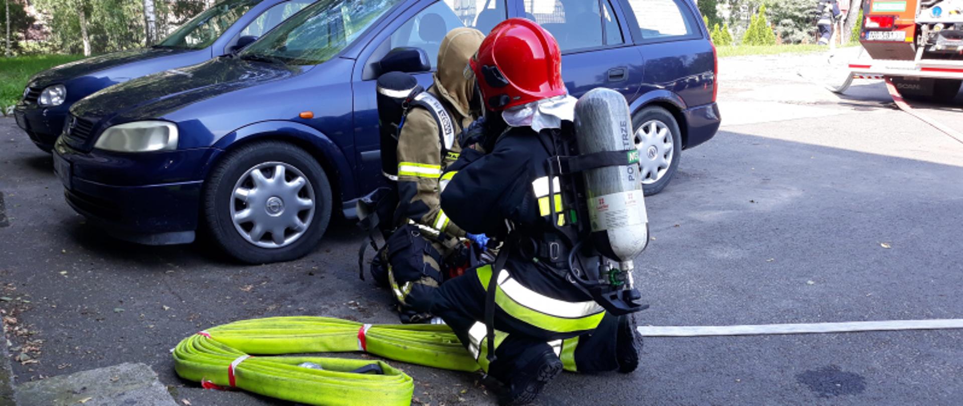 Zajęcia praktyczne w zakresie działań gaśniczych w budynkach mieszkalnych.