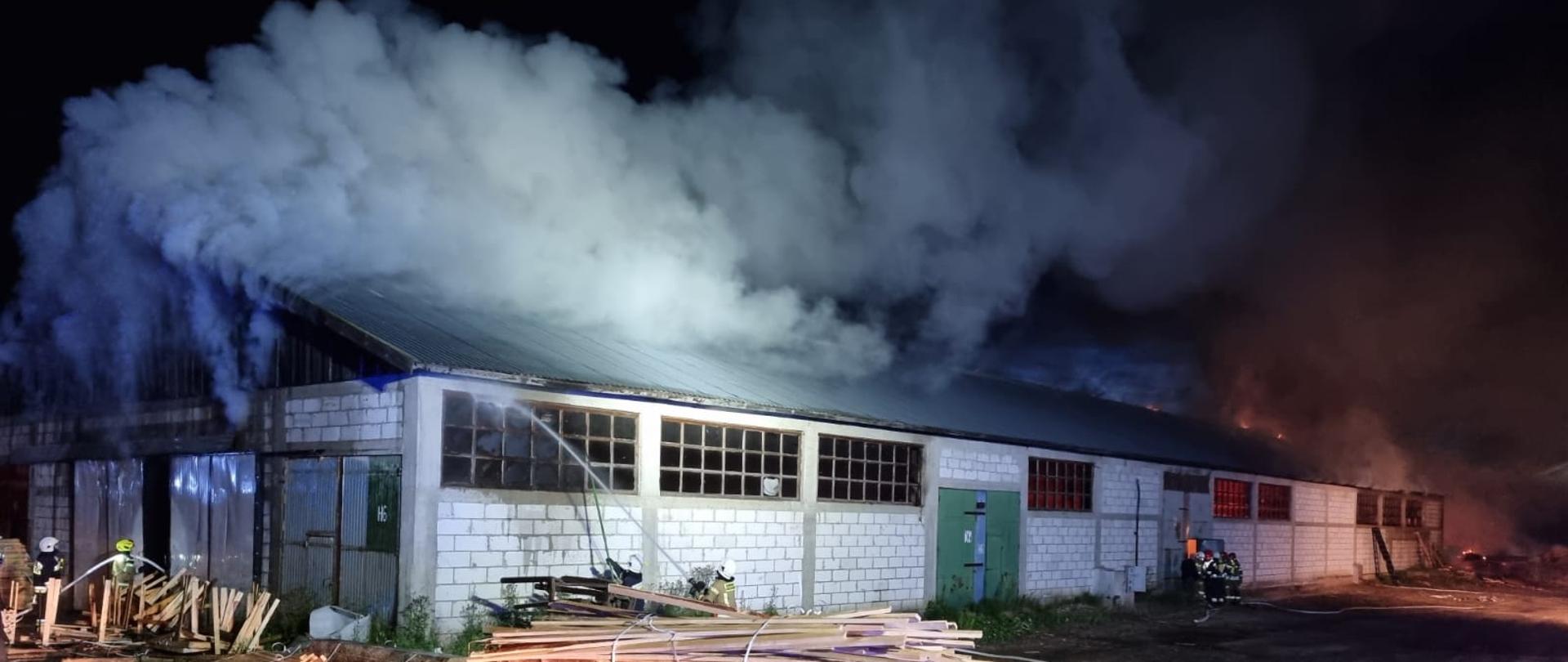 Pożar hali produkcyjnej
