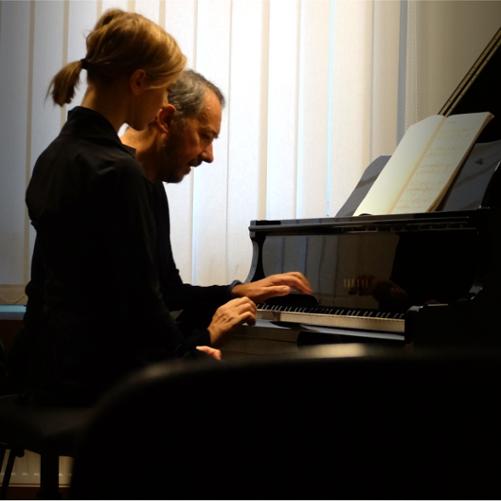 Zdjęcia przedstawiają uczestników warsztatów pianistycznych