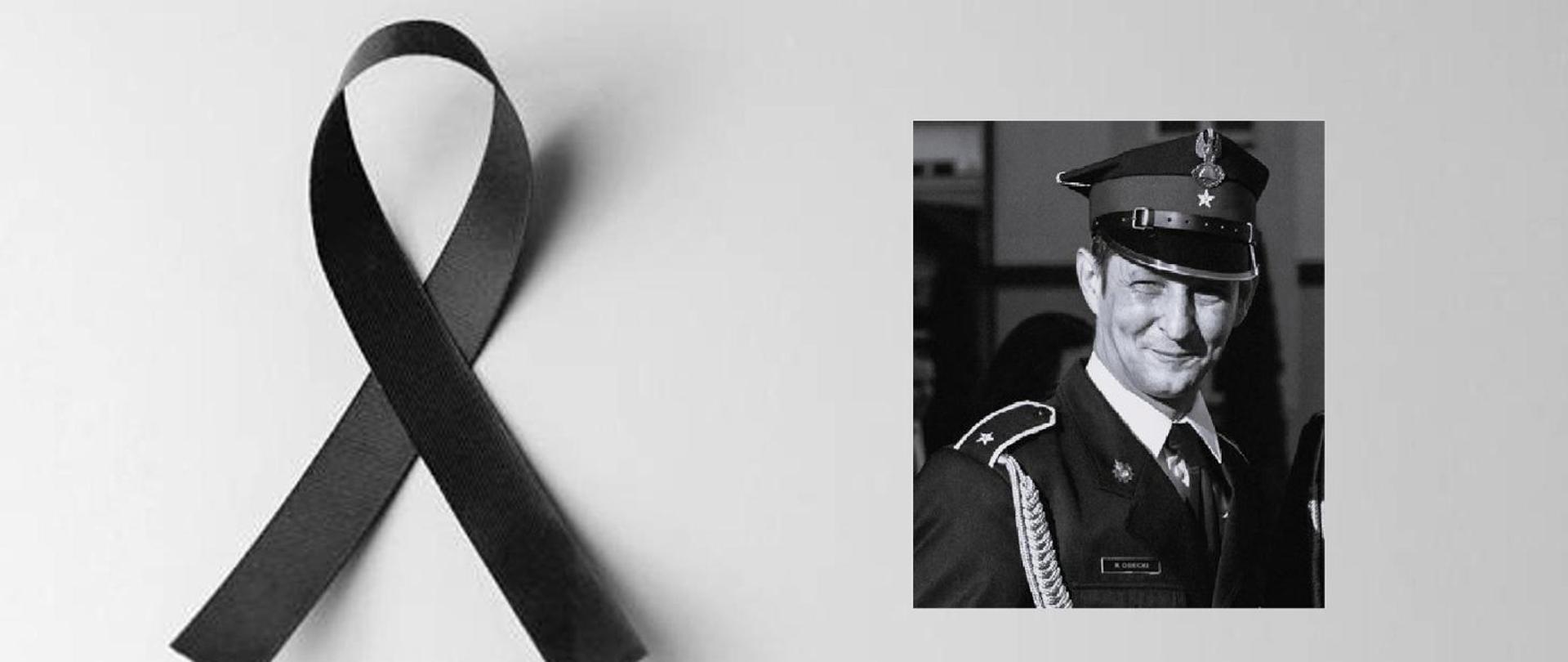 Obraz przedstawia z prawej strony czarno-białe zdjęcie uśmiechającego się śp. asp. Radosława Osieckiego w mundurze wyjściowym ze sznurem. Natomiast z lewej strony widać symbol czarnej wstążki