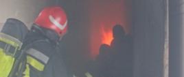 Strażacy przygotowujący się do wejścia do strefy pożarowej - "Mieszkaniówka" Gręzów 2022.