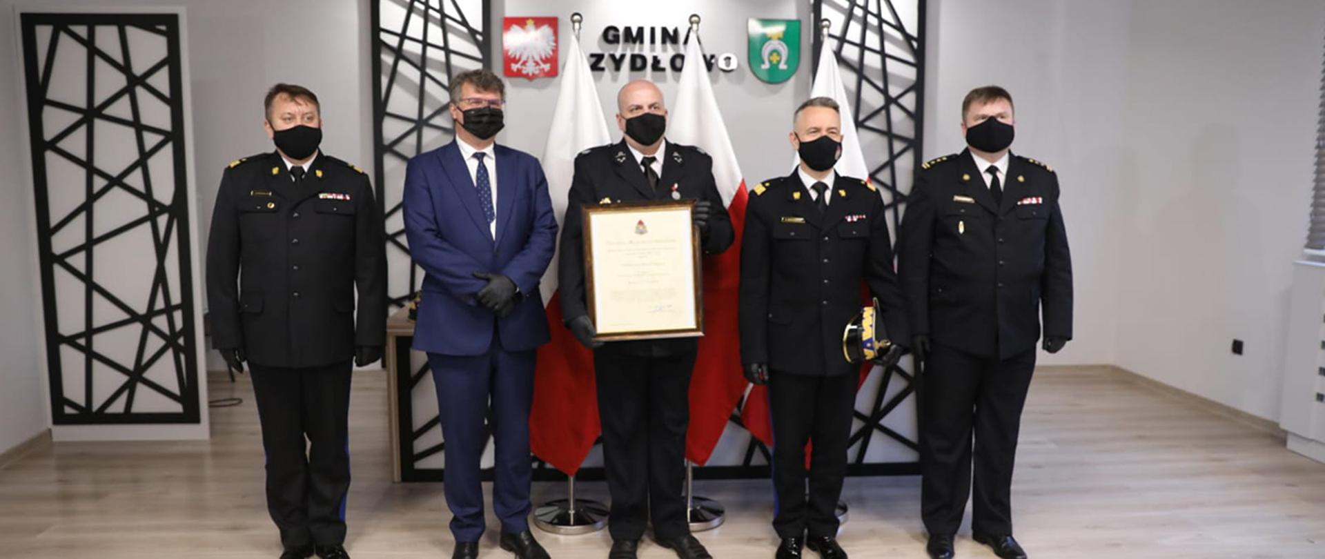 Na zdjęciu wiceminister Maciej Wąsik oraz komendant główny PSP nadbryg. Andrzej Bartkowiak ze strażakami ochotnikami z województwa mazowieckiego, którzy otrzymali akt włączenia do Krajowego Systemu Ratowniczo-Gaśniczego.