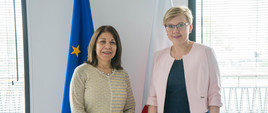 Na zdjęciu Ambasador Argentyny Ana María Ramírez (po lewej) i Minister Anna Moskwa (po prawej) na tle flag Polski i Unii Europejskiej.