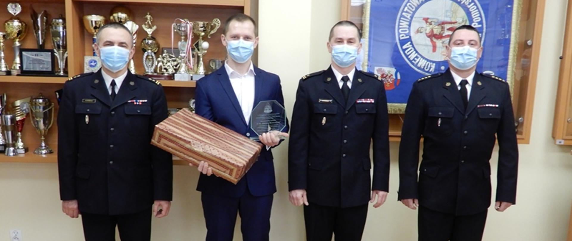 Zdjęcie emeryta z komendantami i dowódcą jednostki