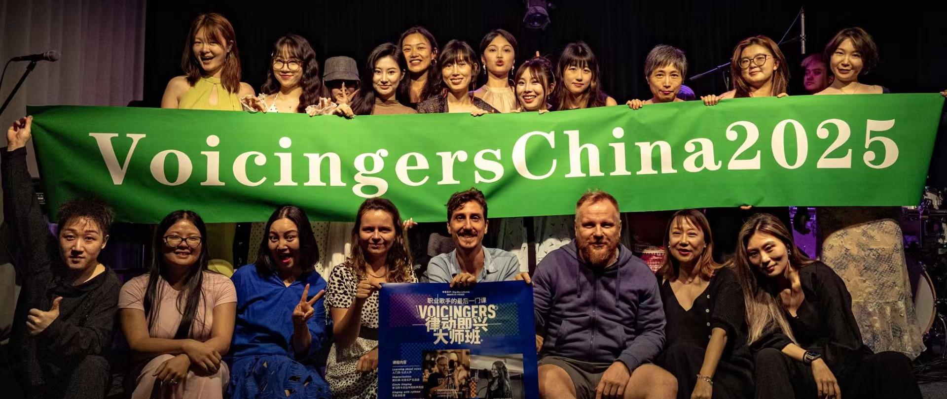 grupa młodych ludzi śmieje się i śpiewa