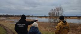 Zdjęcie przedstawia obserwację rzeki Warta przez przedstawiciela mieszkańców zagrożonych terenów, KP PSP Międzyrzecz oraz Urzędu Miejskiego w Skwierzynie.