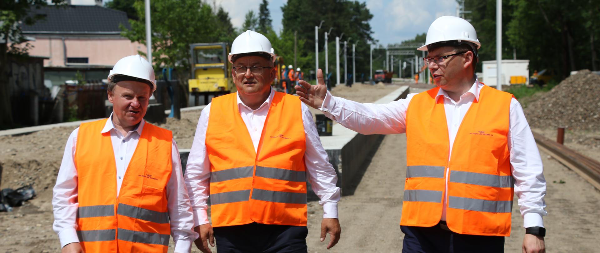 konferencja prasowa na stacji kolejowej w Szczytnie