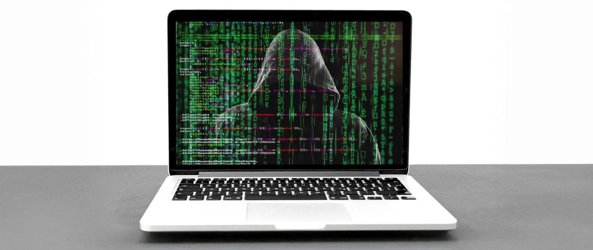 Postać hackera na ekranie laptopa